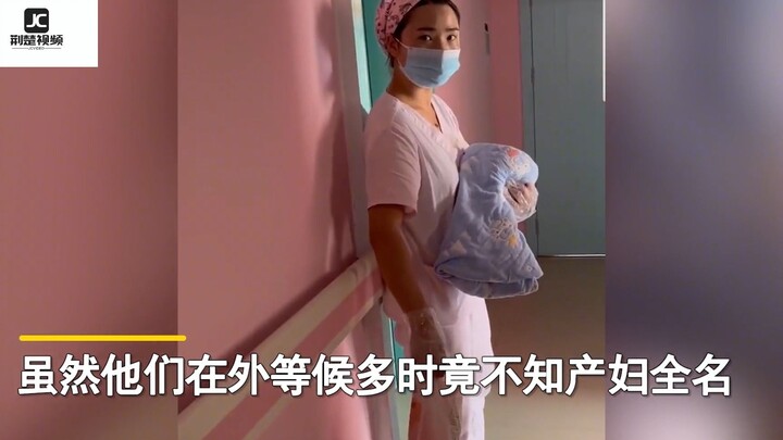 Y tá bế đứa bé vừa chào đời ra khỏi phòng sinh; theo quy trình bình thường, người nhà có thể đến nhì