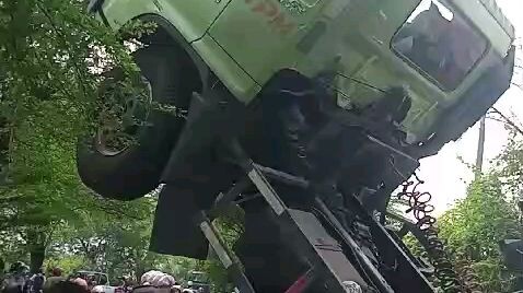 tetap waspada dengan truk container