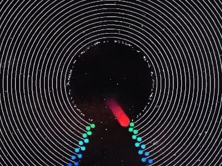 球能够逃离正在收缩的环形圈吗？ #几何图形