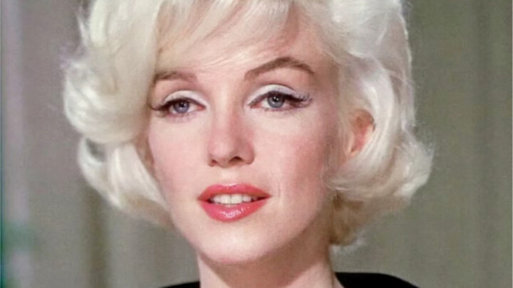 "Tại sao khi em mỉm cười, trong mắt lại tràn đầy nỗi buồn?"