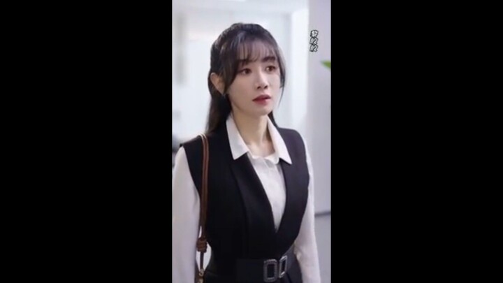 Cinderella menikah dengan CEO yang tak mencintainya demi ibu tapi CEO malah memanjakannya