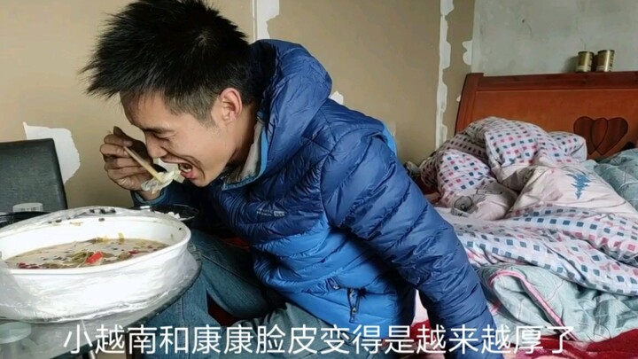 ถึงเสี่ยวเยว่หนันจะหักหลังฉันไปบอกเสี่ยวหลัว แต่ฉันก็ยังต้องเลี้ยงข้าวเขาอยู่ดี เพราะถ้าอิ่มท้องก่อน