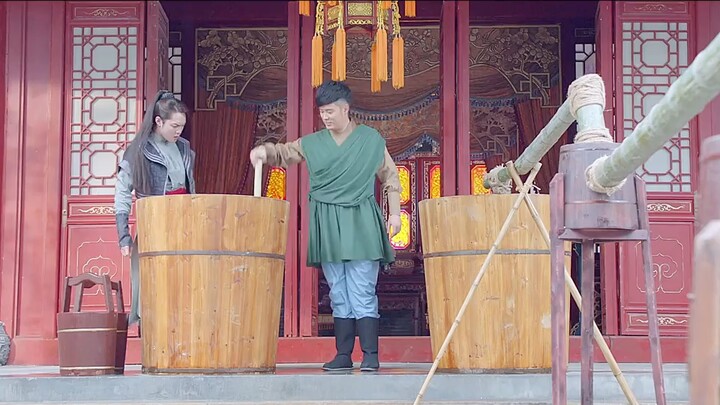 Pemuda itu bertualang ke zaman kuno dan harus menggunakan pompa air untuk memenangkan lomba mengangk