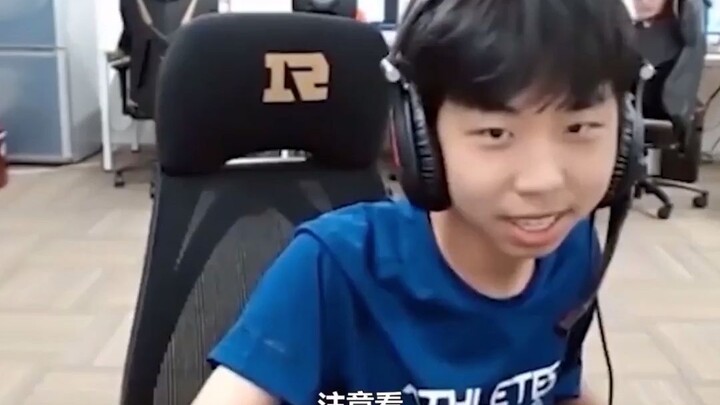 Thiếu niên thiên tài bị cả cộng đồng game thủ nghi ngờ dùng hack, nào ngờ cậu liền tham gia giải đấu