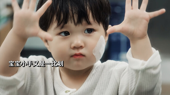 Vừa mới biết gọi mẹ thì đã mồ côi, thế mà bé con chỉ quấn lấy người chú xa lạ đòi bế bồng.