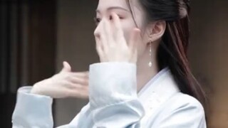 夺眶的泪水， 砸到了心里…