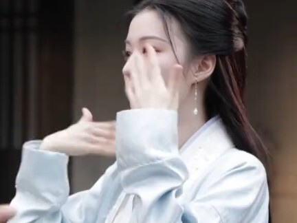 夺眶的泪水， 砸到了心里…