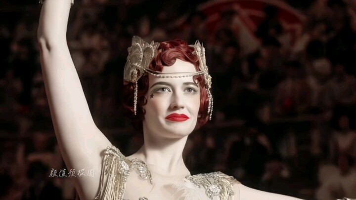 غارقٌ في جمالها الثعبانيّ السام ولا يستطيع التخلّص منه…