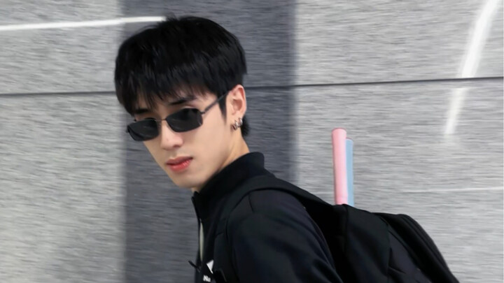 من يستطيع أن يرفض "الفتى السيئ" الذي يجيد لعب كرة الريشة؟