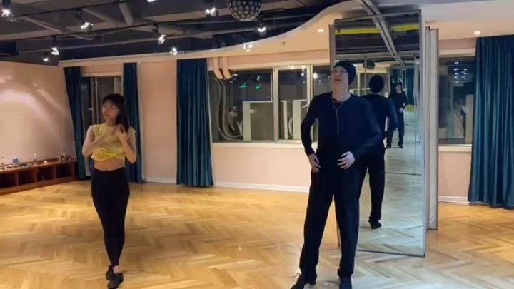 [Archaeology] Liang Sen dances Latin dance with his teacher