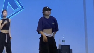 衣服放下来hiphop人，衣服扎上去jazz人