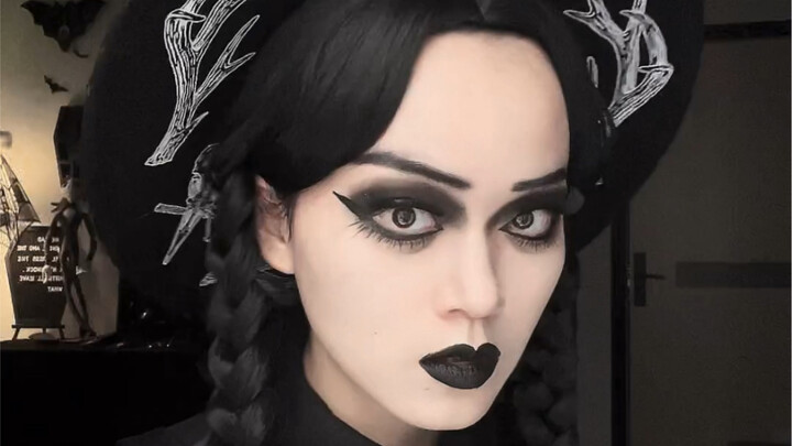 【Mochi】What Does a Day of Styling Look Like for an Instagram Gothic Blogger?
