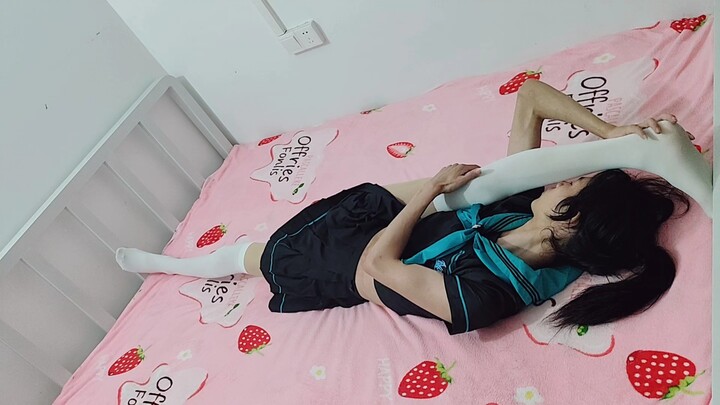 From this angle, the leg-split looks stunning too—great profile and long legs!