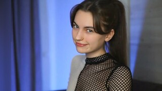 Hooly Bunny, seorang model selebritas internet yang oleh penonton disebut sebagai Iblis Lidah Finlan