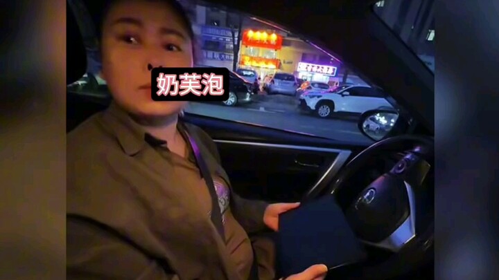 ลูกชายเปลี่ยนมือถือ Huawei สามพับให้แม่ หน้าตาเปลี่ยนไปในพริบตา แนะให้บรรจุเป็นบทเรียนในหลักสูตรโรงเ