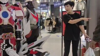 Perilaku Kamen Rider yang membingungkan