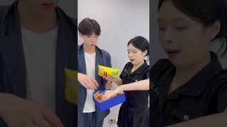 警官抢走乞丐唐老六的东西！原来是为了帮忙呀！#斗罗大陆 #唐舞桐与唐老六 #小舞 #唐舞桐 #唐三 #唐老六