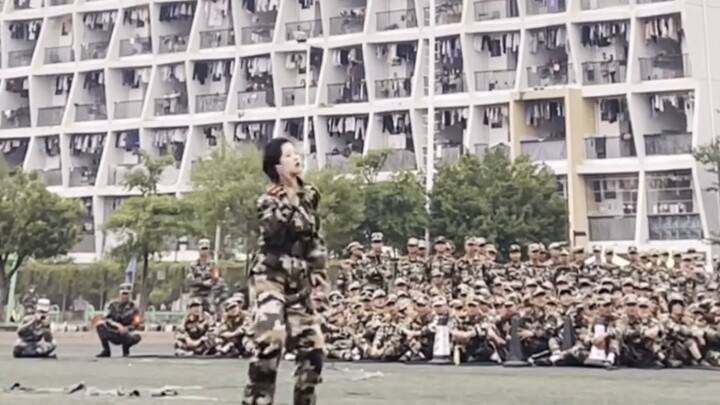 Siswa seni membawakan tarian cover "Tropkillaz BolaRebola" saat latihan militer