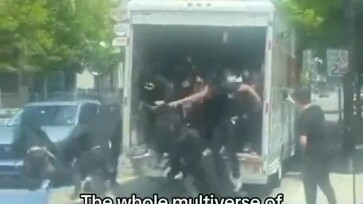 غوثام ترسل شاحنة مليئة بالباتمان إلى فرنسا