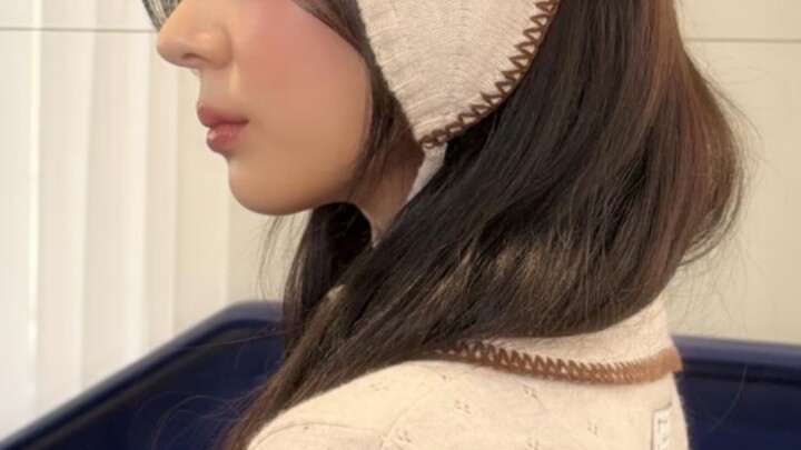 Female Idol Whose Lower-Body Outfit Is So Ugly It Should Apologize to Her Upper Body