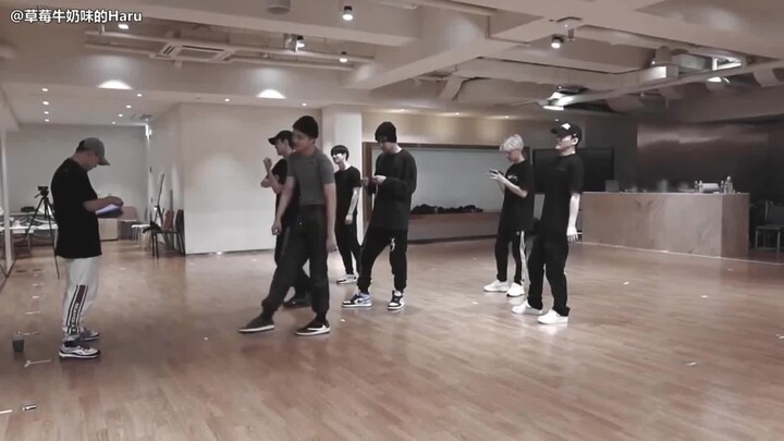 EXO练习室：因为灿烈躺地上开始了一场莫名的较量！该死的胜负欲