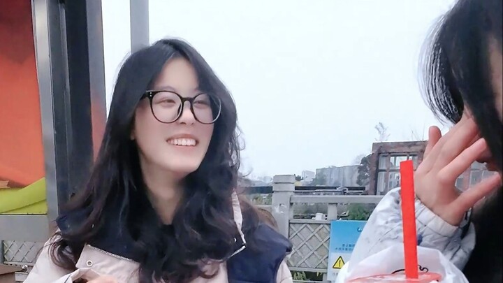 Em gái thêm sẽ đưa nó cho bạn ~