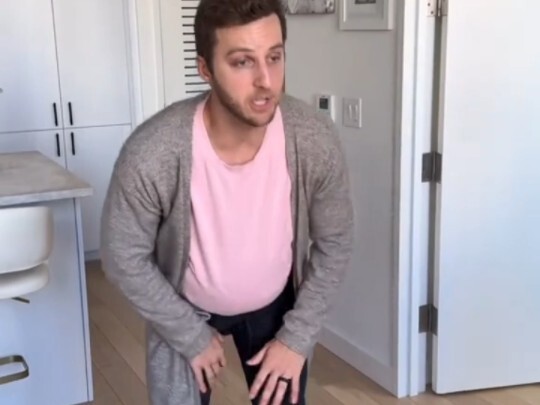 «مسرحية كوميدية غربية مضحكة» تقلّد سلوك الزوجة الحامل