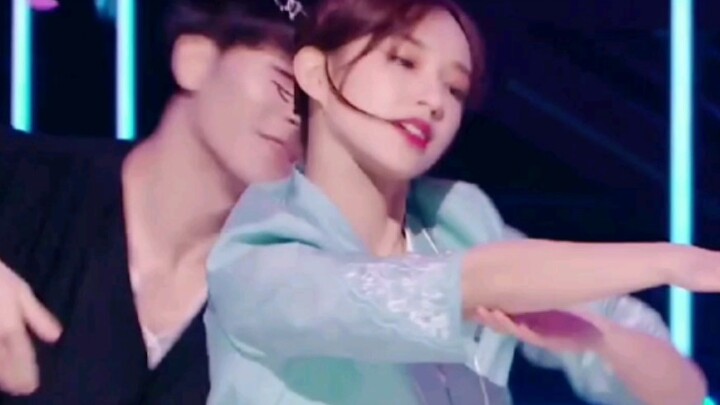 【Cheng Xiao】Take off your shoes and take off! First time performing Chinese dance, full of charm! !