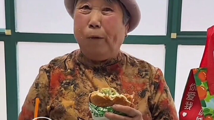 الجدة: ليش ما جرّبت هالشي الجميل أبكر؟