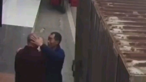 Sopir tak cermat saat membuka pintu lemari, menabrak pejalan kaki yang lewat lalu dengan lembut mene