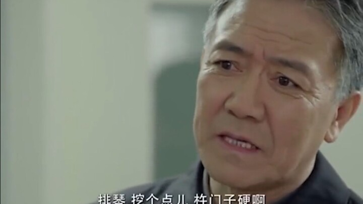 姑娘被人碰瓷，大爷看不下去了，说出一句江湖黑话对方一听秒怂