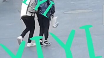 Xiao Deng is very happy at school!