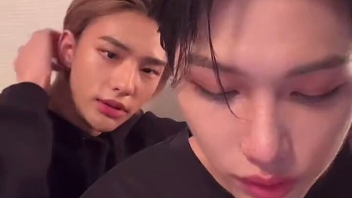 【Chen Fei】Mr. Huang pinches the kitten’s shoulders with his legs. Chen: “I know loving you will hurt