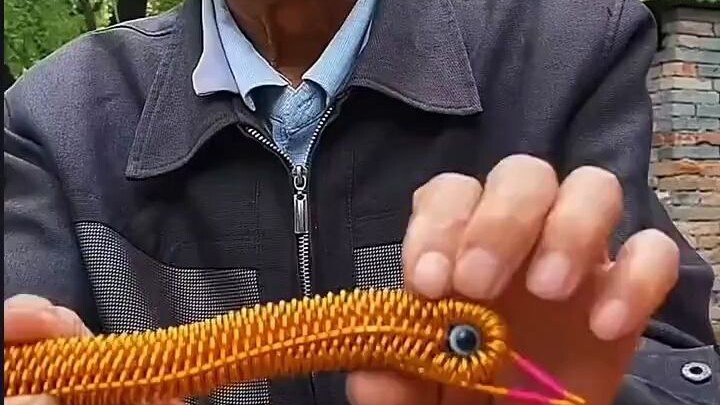 Chiếc phượng quan do ông nội tự tay đan bằng dây sắt thật lộng lẫy và khí chất, bạn có ủng hộ những 