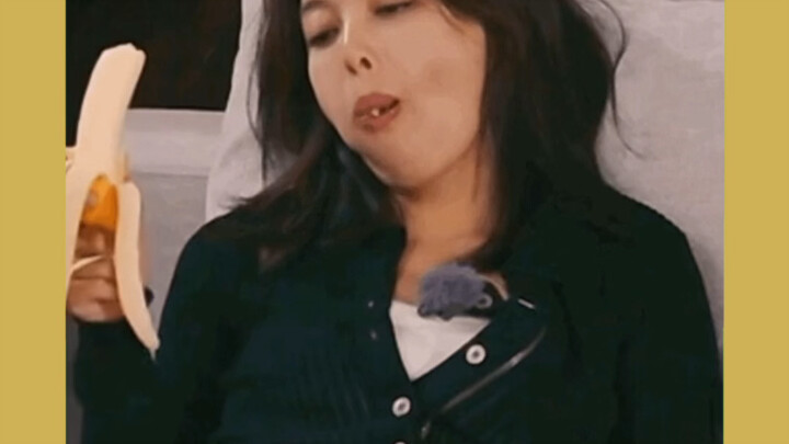 هذه الفتاة العنيدة لا تعرف إلا الأكل والشرب، لكنها وجدت الشخص المناسب لتتحدث معه، فصارت حتى مؤدبة! #