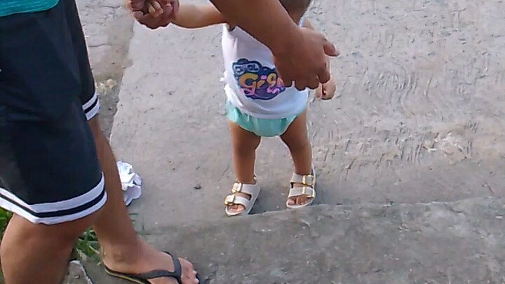 My baby starts walking @ 11 months old😍❤️