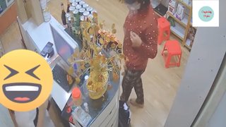Vào tiệm mua đồ, nữ khách 'DÙNG CHÂN MÓC BÓP' nhân viên cực kỳ điêu luyện #lifestyle