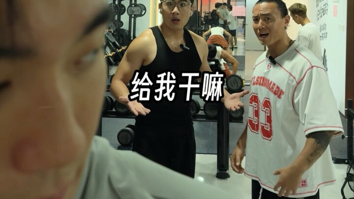 Bertemu dengan orang yang pemalu di gym…