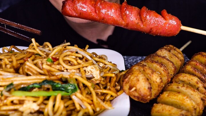 [Chewing sound] Fried noodles Sausages and gluten skewers, Yummy!!!