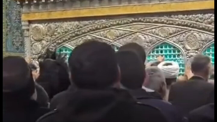 Trong lễ quốc tang của Ayatollah Khamenei, hàng vạn người đứng lặng yên.