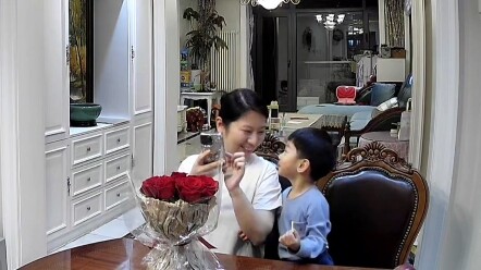 Love can make even the most ordinary days shine. #MomIsHappyFamilyIsHappy #ASceneCaughtOn Camera