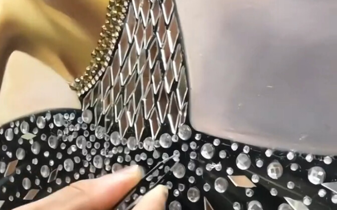 A broken mirror cannot be mended, but for art students, it is possible to play with it to a high lev