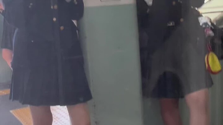 Banyak siswi SMA perempuan datang ke Jepang..