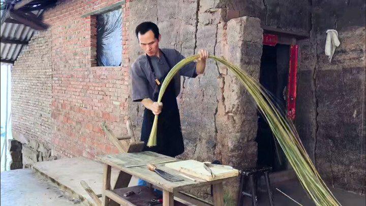 Paman menunjukkan proses pembuatan bahan baku dari bambu