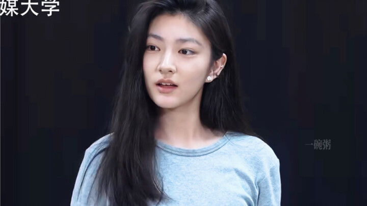 Dia cantik dengan pesona yang gagah! Plus, hampir tak memakai riasan sama sekali! Mahasiswa tahun ke
