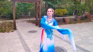 [Ambush from All Sides] Russian beauty sings and dances to Zhang Ziyi's "Beautiful Woman"
