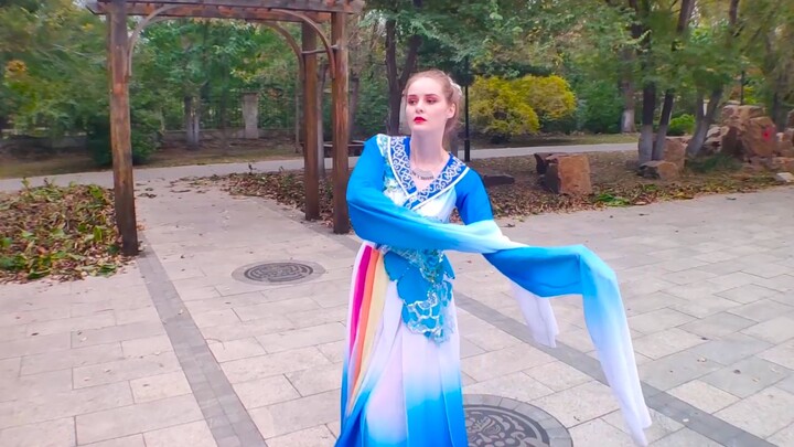 [Ambush from All Sides] Russian beauty sings and dances to Zhang Ziyi's "Beautiful Woman"