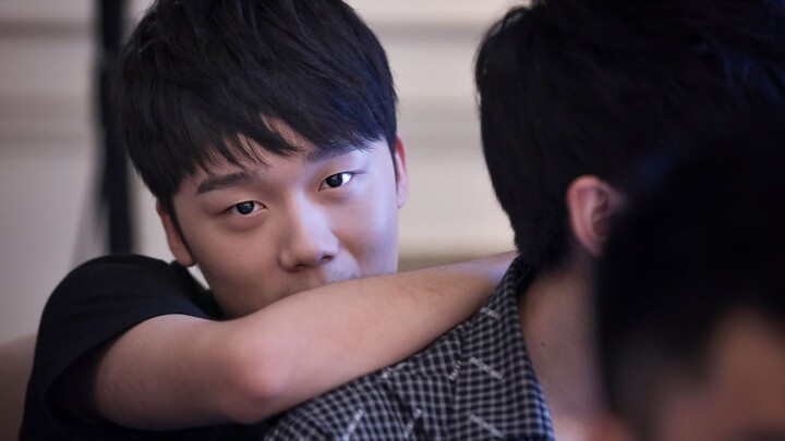 【凉虔】生活不易 凉晨跳舞卖艺 虔诚笑的尽力