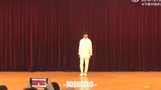 Dương Bá Ôn: Ngốc... Ngốc, tôi muốn nhảy theo điệu nhảy của nhóm nhạc nữ à?
