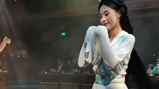 "ليل الربيع قصير والشمس ترتفع متأخرة، ومنذ ذلك الحين لم يعد الملك يحضر مجلس الصباح."